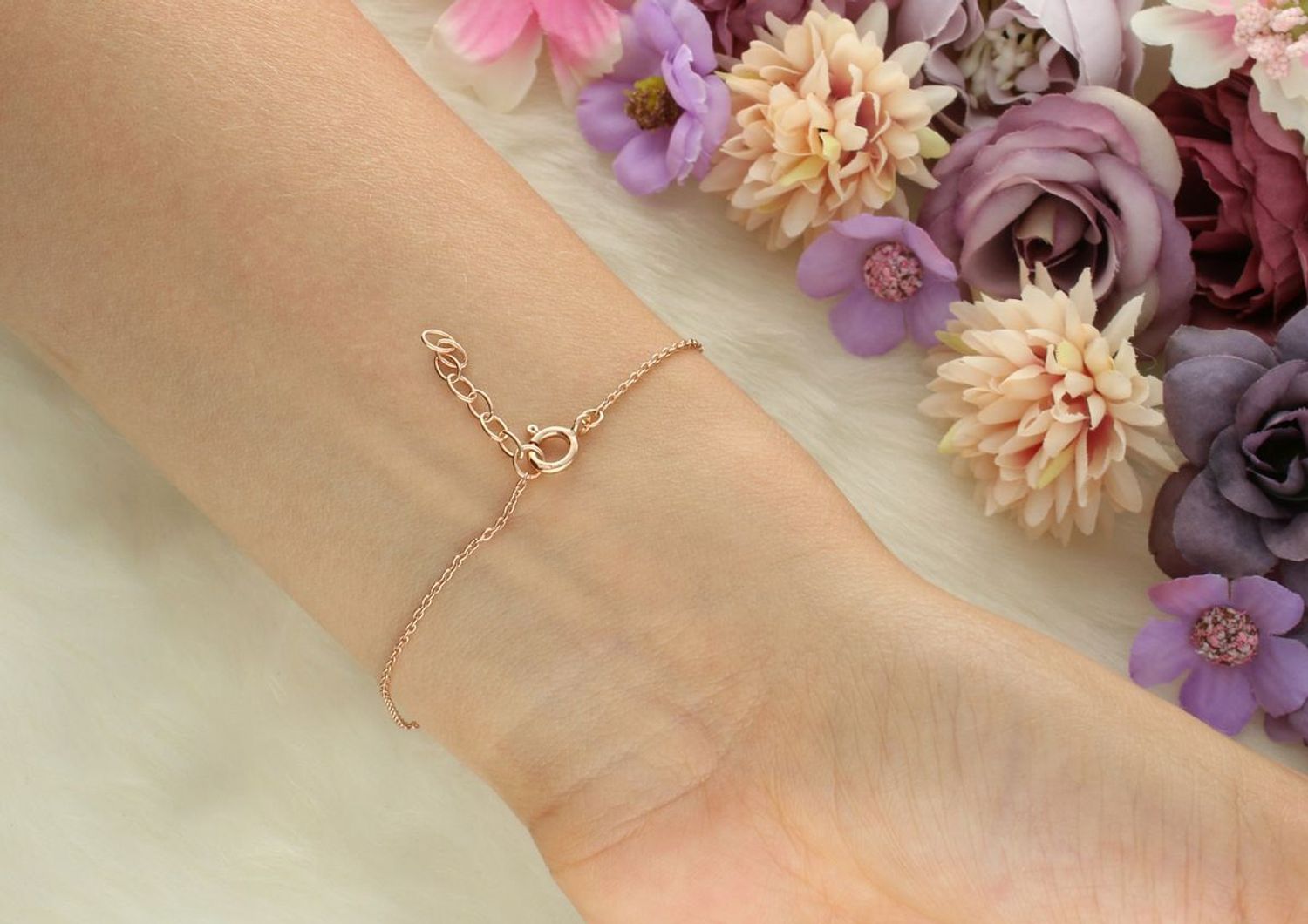 Bransoletka celebrytka ze srebra 925 z różowym pozłacaniem, zdobiona okrągłą blaszką (1,1 cm). Długość 18 + 2 cm. Subtelna i stylowa – idealna na prezent.1.jpg